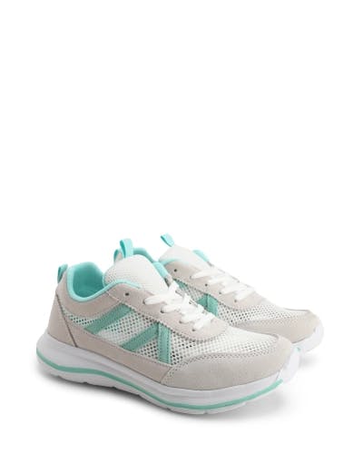 Lightweight mesh sneakers