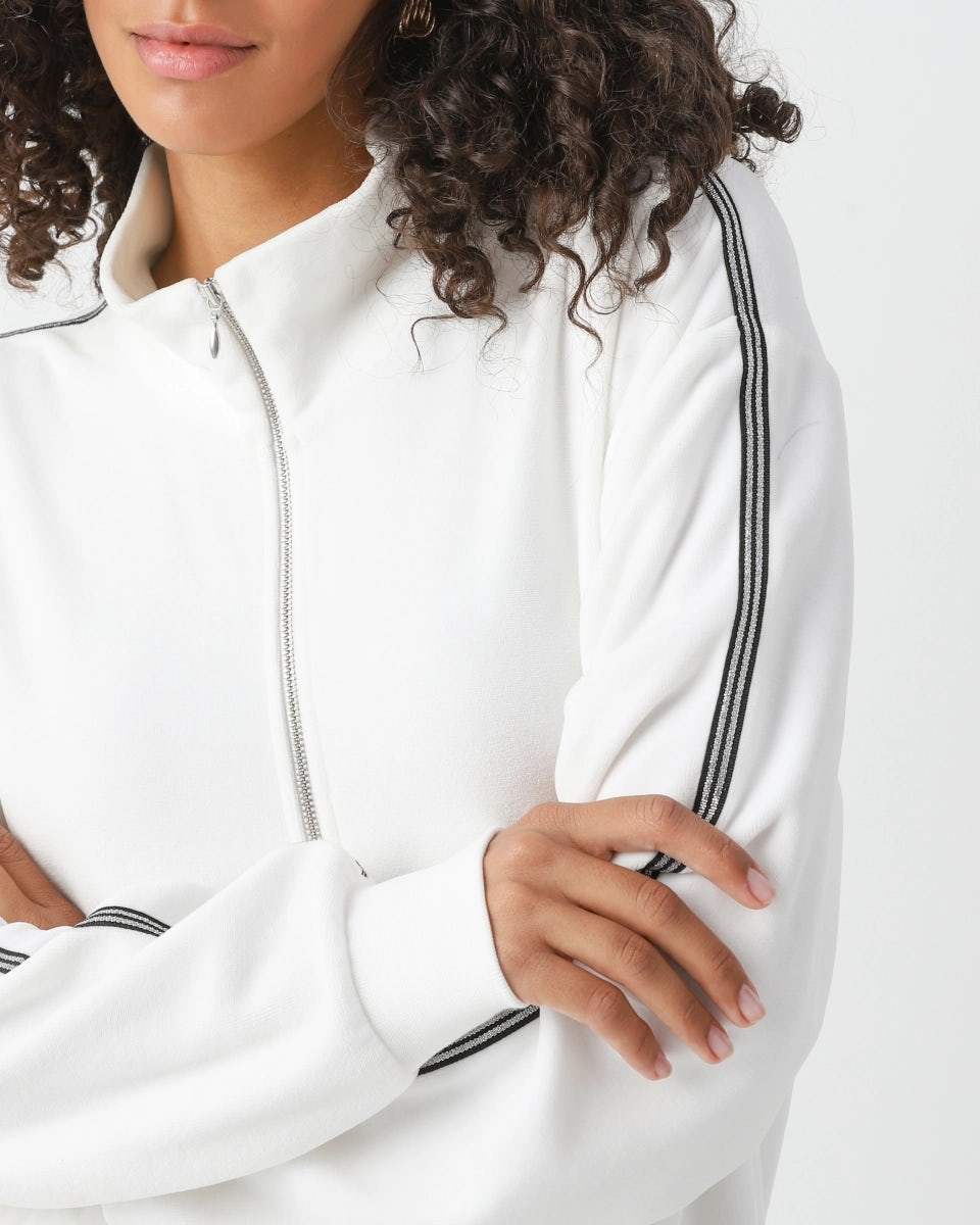 Sporty sweatshirt with striped sleeves