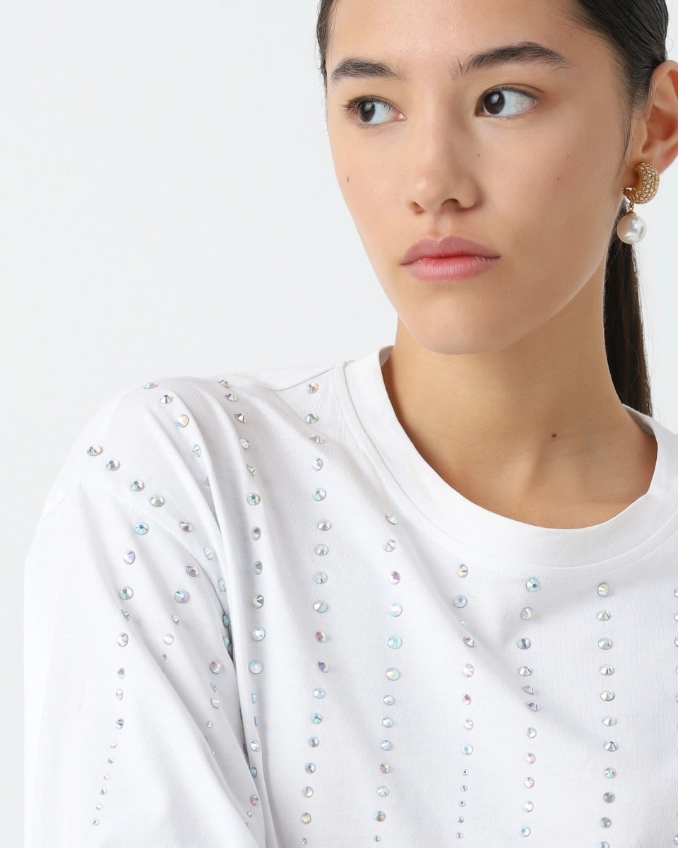 Oversize t-shirt decorated with beads