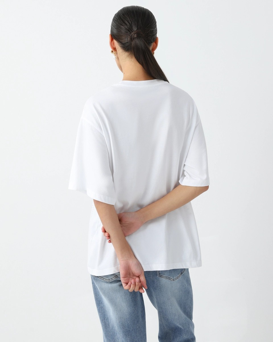 Oversize t-shirt decorated with beads