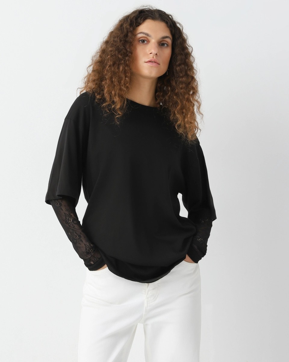 T-shirt with lace sleeves