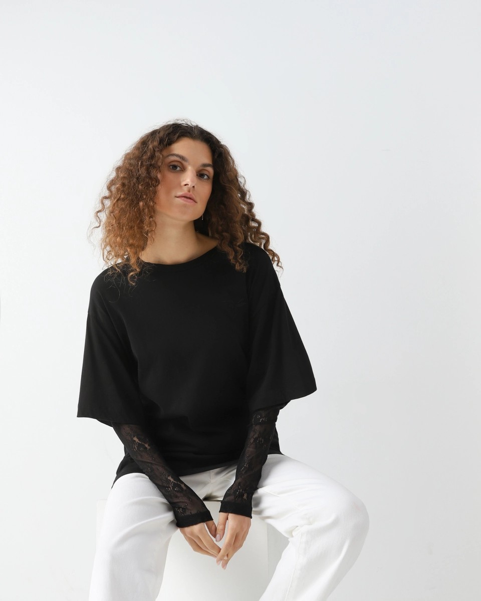 T-shirt with lace sleeves