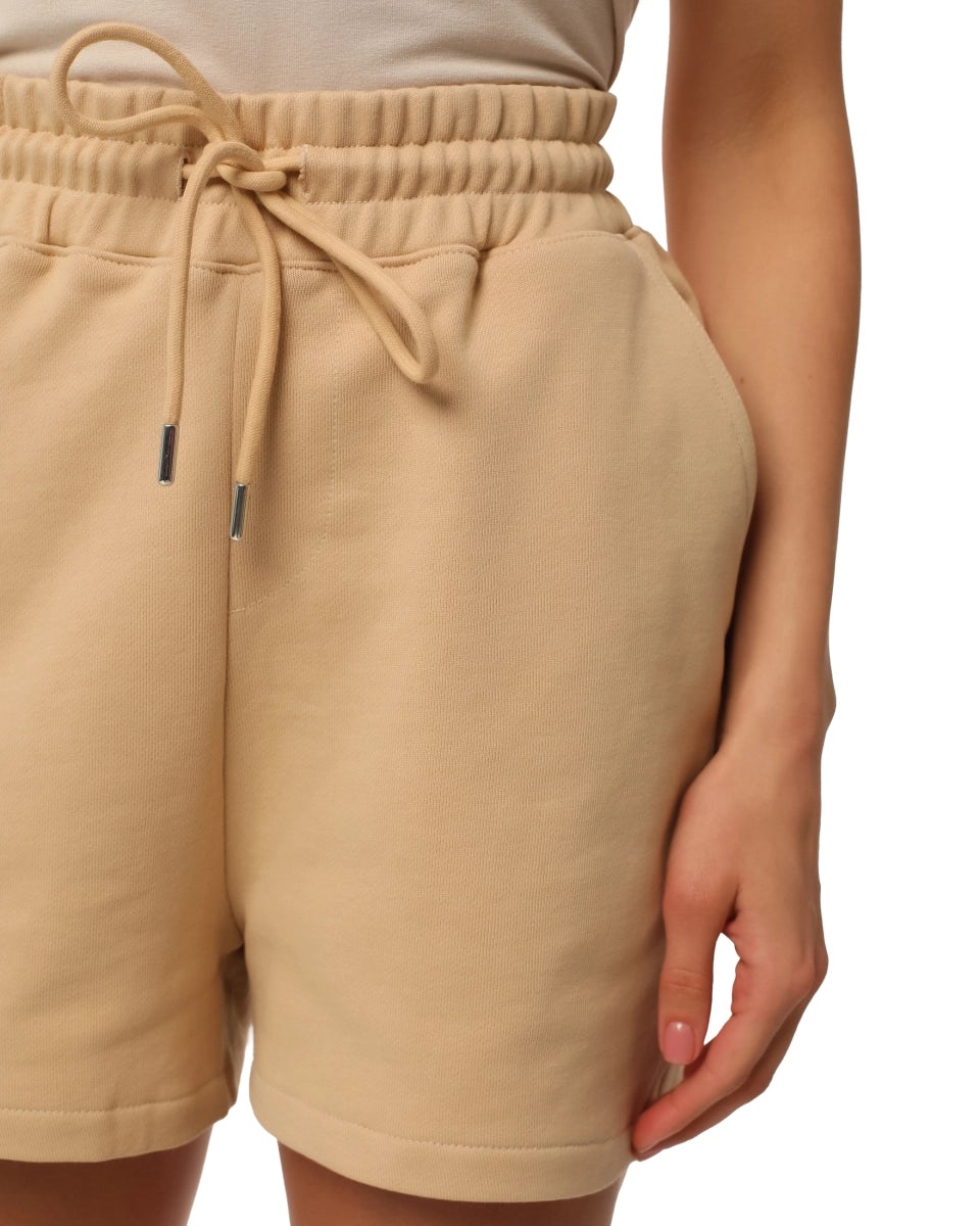 Sports shorts with an elastic waistband and drawstrings