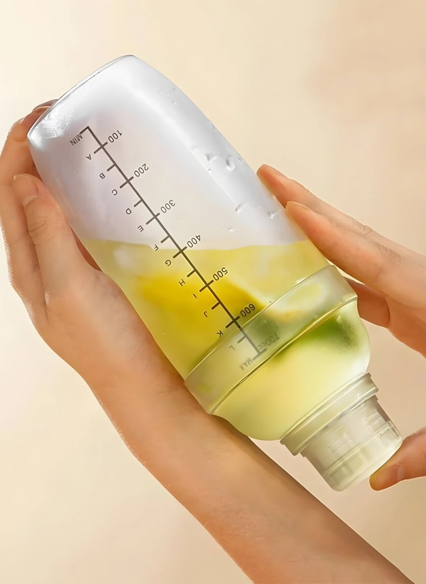 Transparent shaker bottle with built-in strainer, 700 ml